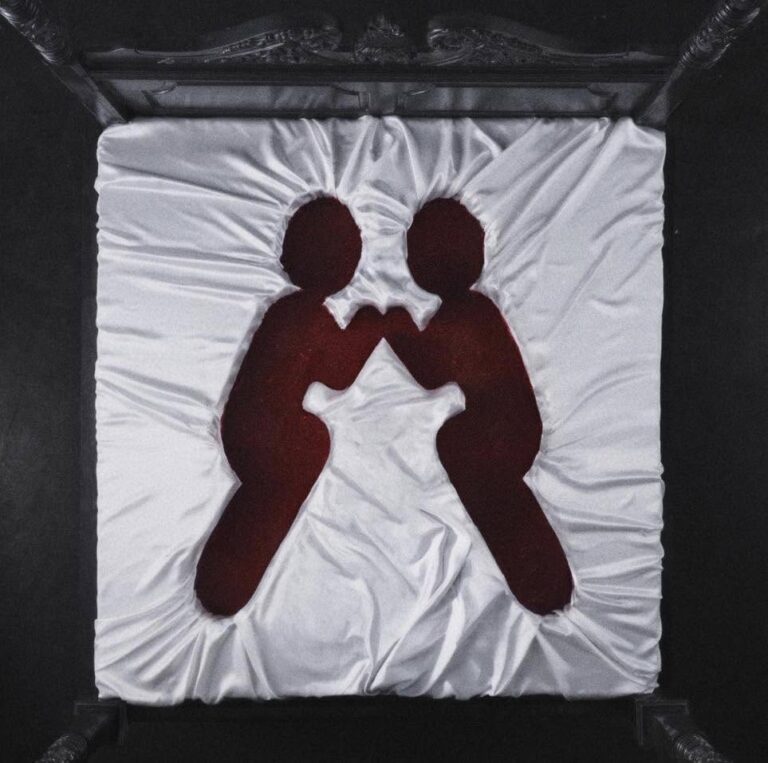 Das Albumcover zu „Harmony“ zeigt zwei stilisierte rote Figuren auf einem weißen Laken in schwarzem Rahmen.