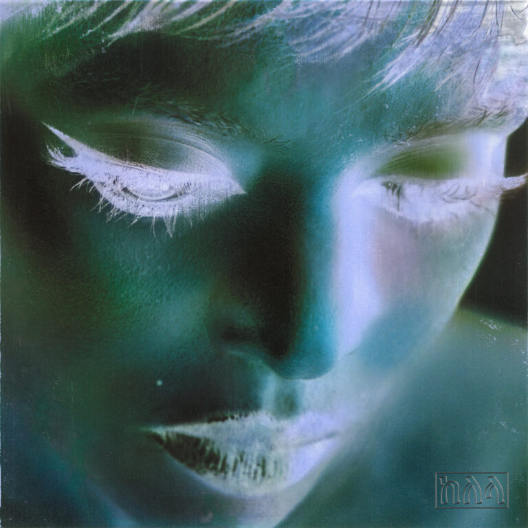 Ein ins Negative gekehrtes Porträt in kühlem Türkis und tiefem Schattengrün, die Augen geschlossen.