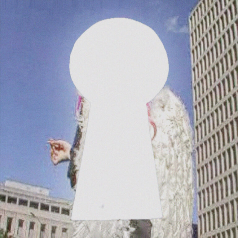 Ein weißes Schlüsselloch überlagert eine Person vor städtischen Gebäuden und blauem Himmel.