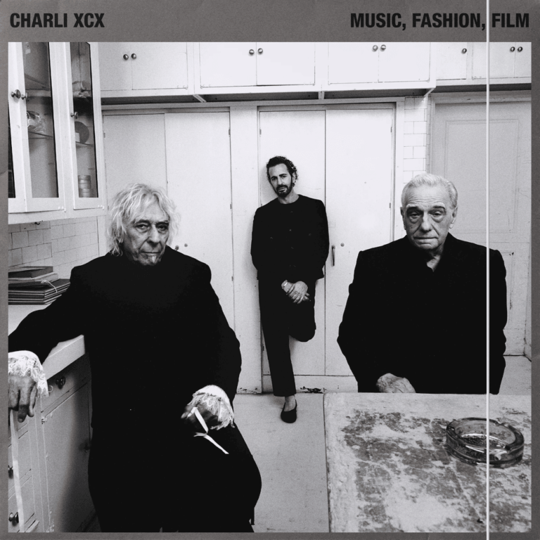Schwarz-Weiß-Foto von John Cale, Marc Jacobs und Martin Scorsese in einer Küche.