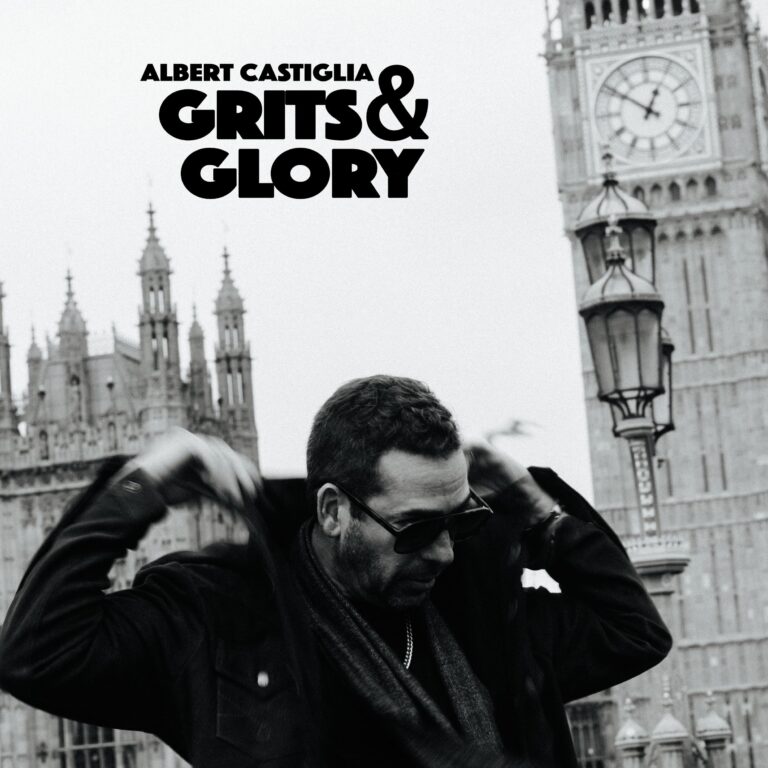 Albert Castiglia mit Sonnenbrille und Jacke vor dem Elizabeth Tower in London.