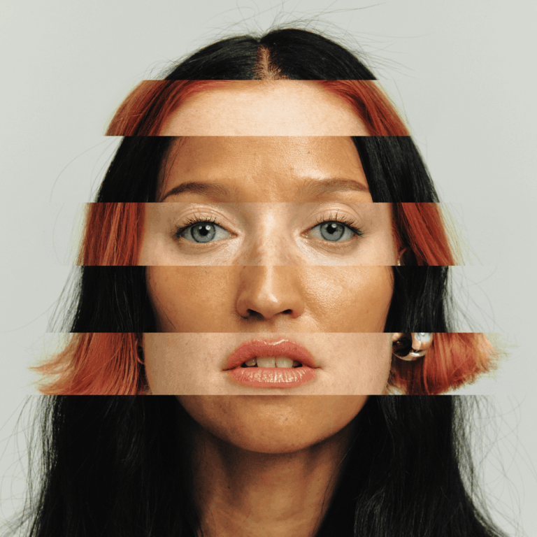 Porträt einer Frau mit dunklen Haaren, deren Gesicht horizontal in Streifen zerschnitten ist.