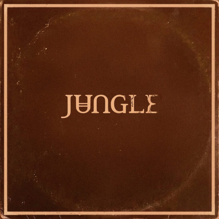 Eine braune Plattenhülle mit minimalistischem weißen Schriftzug der Band Jungle.