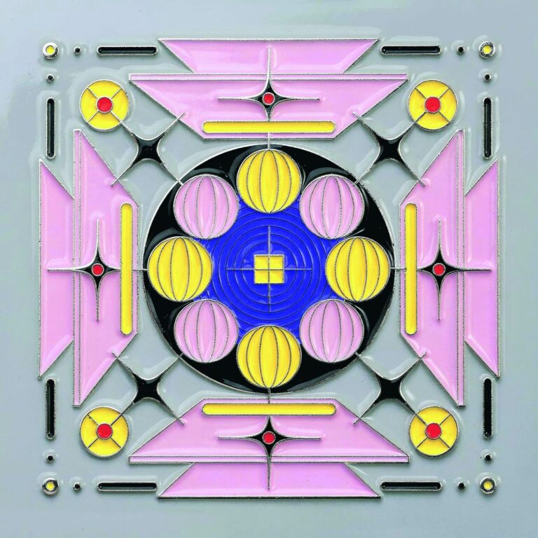 Ein abstraktes, symmetrisches Kunstwerk mit rosafarbenen und gelben Elementen auf grauem Hintergrund.