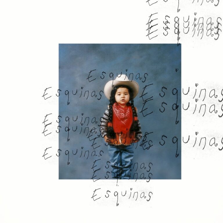 Kinderfoto von Becky G im Cowboy-Outfit auf blauem Hintergrund mit handgeschriebener Aufschrift „Esquinas“.