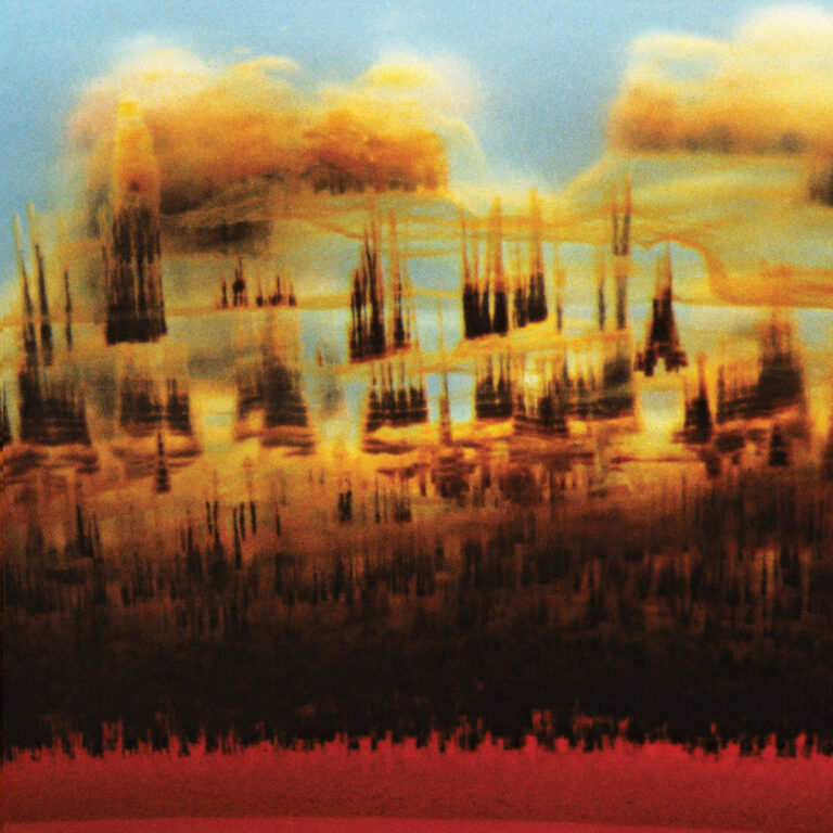 Abstrakte, verschwommene Landschaft mit dunklen Silhouetten unter einem gelb-orangefarbenen Himmel.