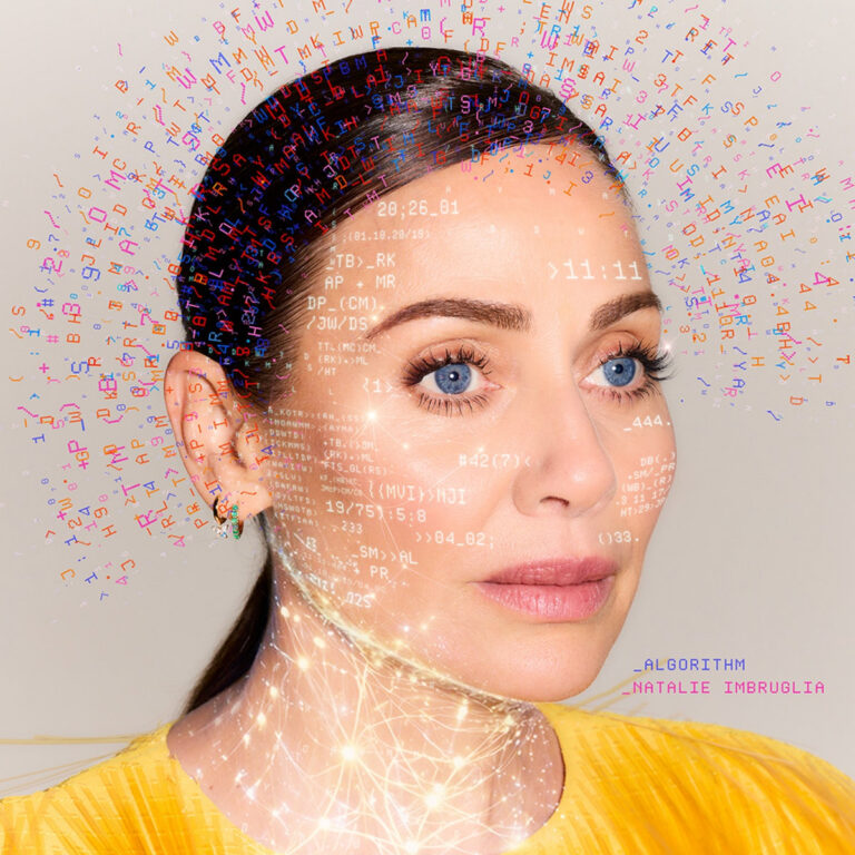 Porträt von Natalie Imbruglia mit bunten digitalen Codes und Zeichen um ihren Kopf.