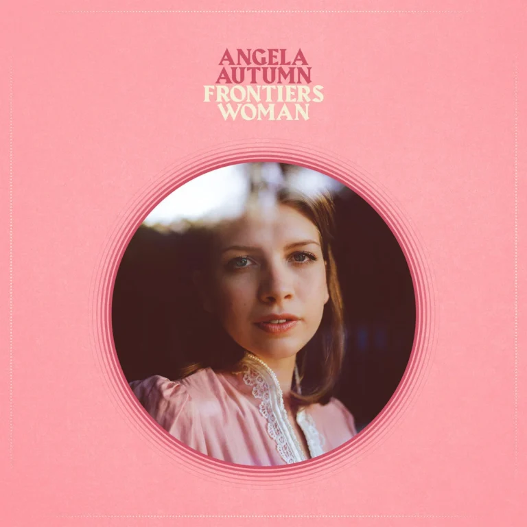Angela Autumn blickt aus einem rosa eingerahmten Rundporträt direkt in die Kamera.