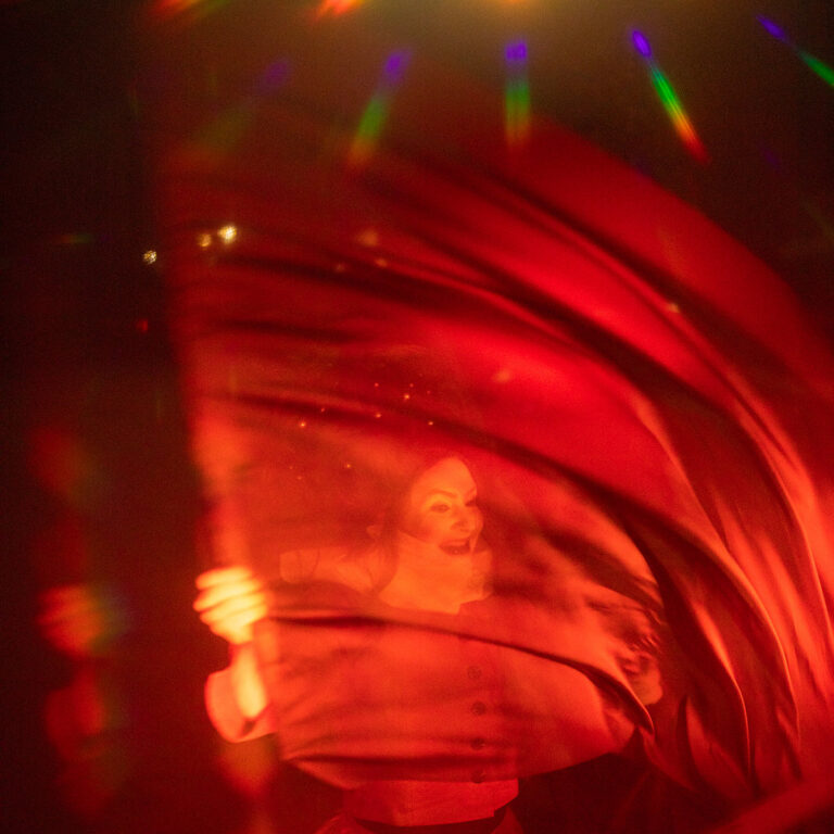 Emma Ruth Rundle blickt ernst in die Kamera.