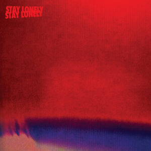 Eine rote, rau strukturierte Fläche mit dunklem Farbverlauf am unteren Rand und dem doppelt gedruckten Schriftzug „STAY LONELY“.