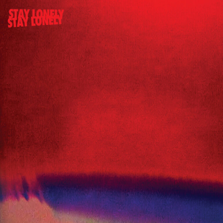 Eine rote, rau strukturierte Fläche mit dunklem Farbverlauf am unteren Rand und dem doppelt gedruckten Schriftzug „STAY LONELY“.