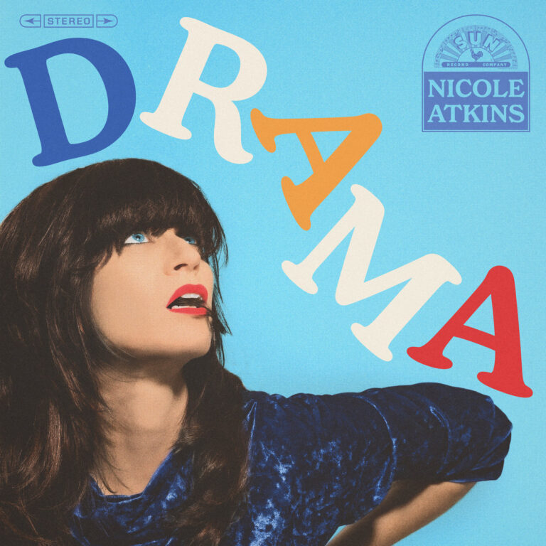Nicole Atkins blickt auf einem hellblauen Hintergrund aufwärts, gerahmt von bunt geschwungenen Buchstaben des Albumtitels.